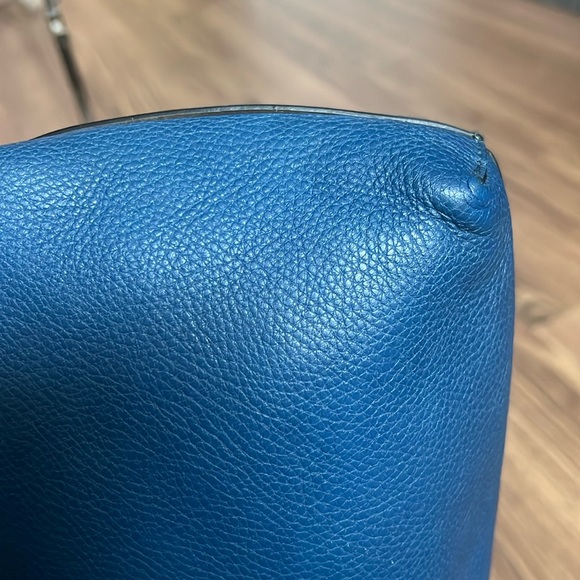 A242 - π―% authentic Gucci crossbody bag - Picture 10 of 16